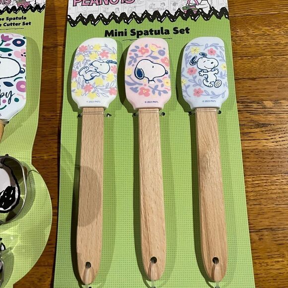 Peanuts Snoopy Spring Bag Clips, Spatulas and Cookie Cutter Set of 11 NWT - Picture 2 of 6